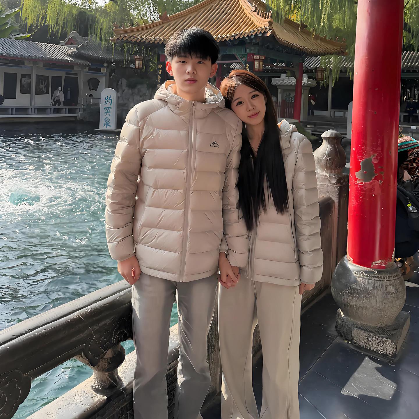 灰色轻薄排骨羽绒服男女