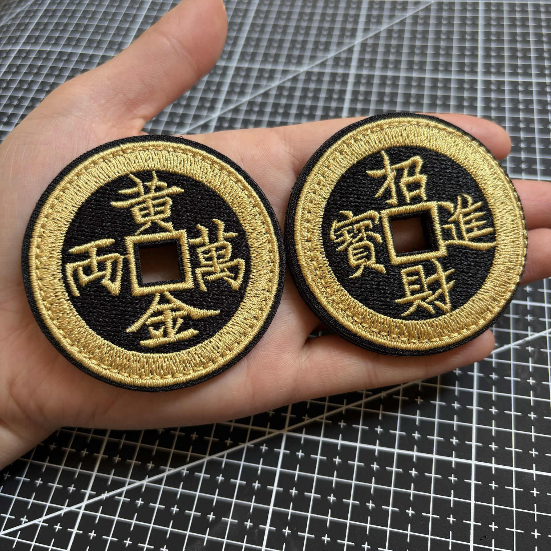 中国圆孔铜钱图案刺绣魔术贴章臂章个性户外招财进宝黄金万两徽章