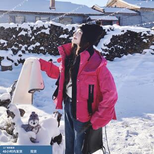 玫粉色韩版时尚休闲风百搭连帽羽绒服女冬季2025新款轻暖工装外套