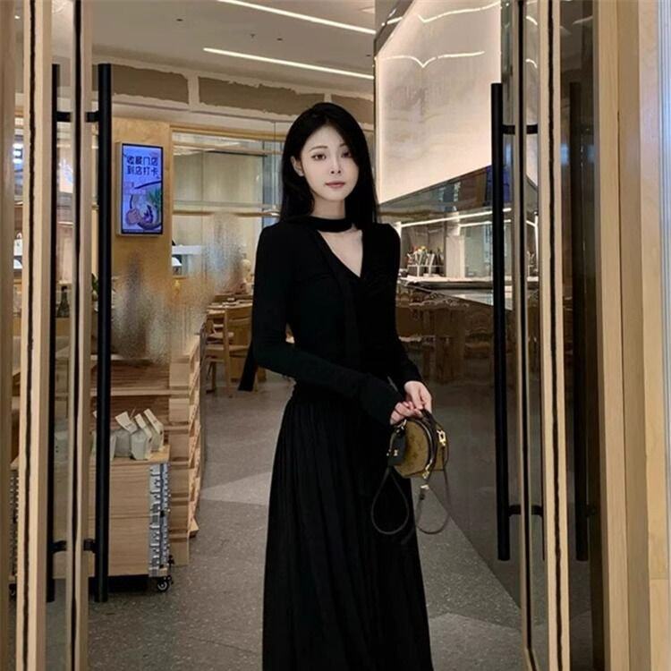 小众设计感褶皱飘带连衣裙女秋季修身显瘦a字针织长裙