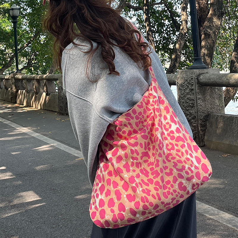 粉色豹纹斜挎帆布包女2025新款韩系慵懒风上班通勤大容量松弛感