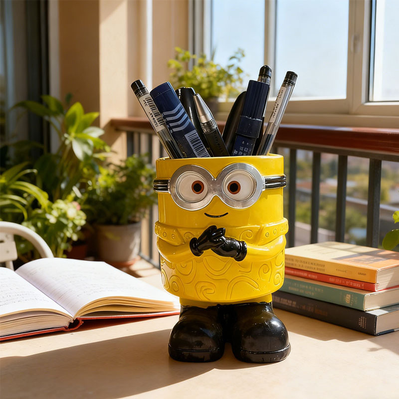 爆款可爱卡通小黄人笔筒创意个性书桌宿舍学生收纳桶新品装饰笔盒