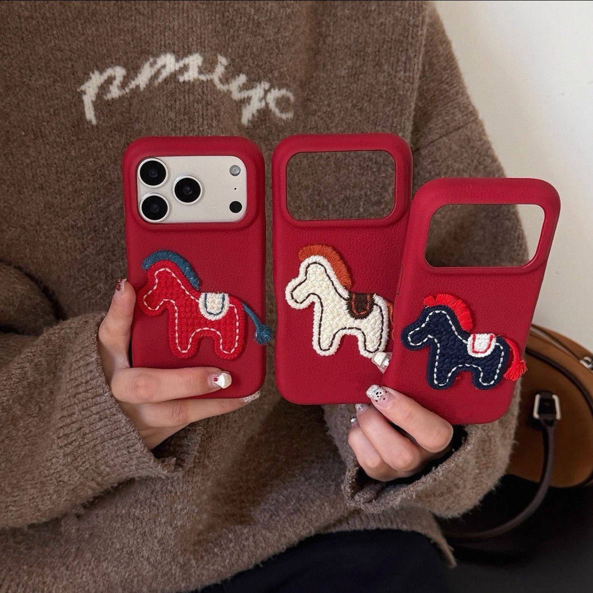 新年红色编织刺绣小马适用17pro苹果17ProMax手机壳iPhone14全包12新款16Promax保护套13硬15plus皮革纹11,3C数码配件,手机保护套/壳,淘宝优惠券,粉丝福利购,淘宝优惠卷
