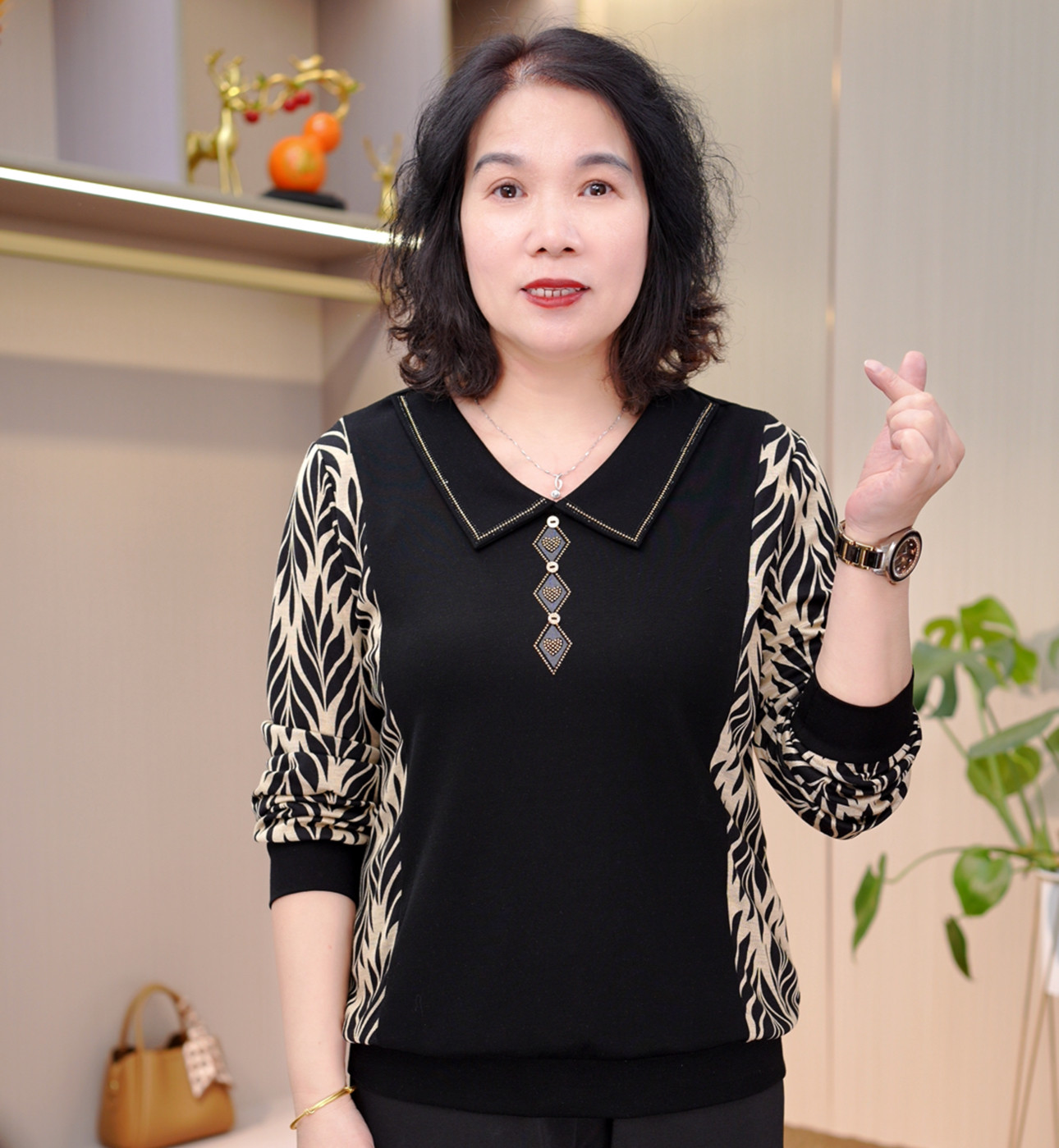 2026秋季撞色拼接翻领上衣女气质高级感复古洋气减龄百搭长袖小衫
