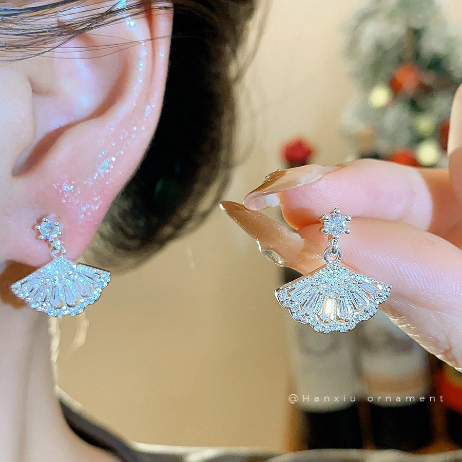 超闪锆石扇形耳钉时尚精致时尚耳环轻奢高级感百搭耳饰设计感小众,饰品/流行首饰/时尚饰品新,耳钉,淘宝优惠券,粉丝福利购,淘宝优惠卷