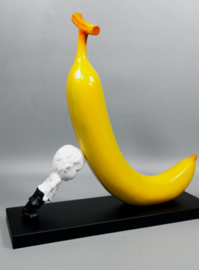 简约现代创意小孩子头顶黄色香蕉水果可爱个O性客厅桌面装饰品摆