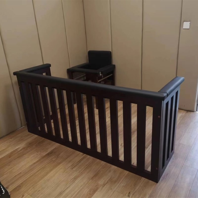 法庭被告椅 软包被告人椅 法庭围栏 隔L断审判椅 法庭桌椅定制