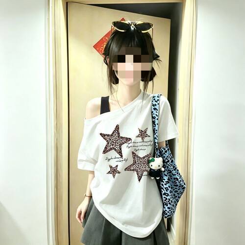 胖mm大码甜美休闲运动白色斜肩短袖t恤女松弛感宽松显瘦露肩上衣