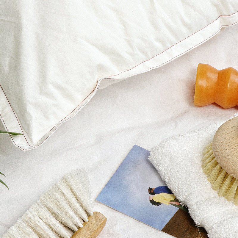 高端超细纤维柔软保健枕芯 蓬松仿羽绒感 宽边红线V装饰中枕枕头