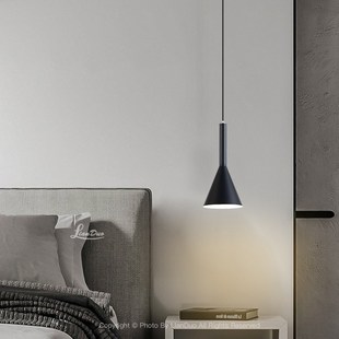 卧室小吊灯床头灯轻奢简约现代2024新款饭厅灯吧台灯创意单头吊灯