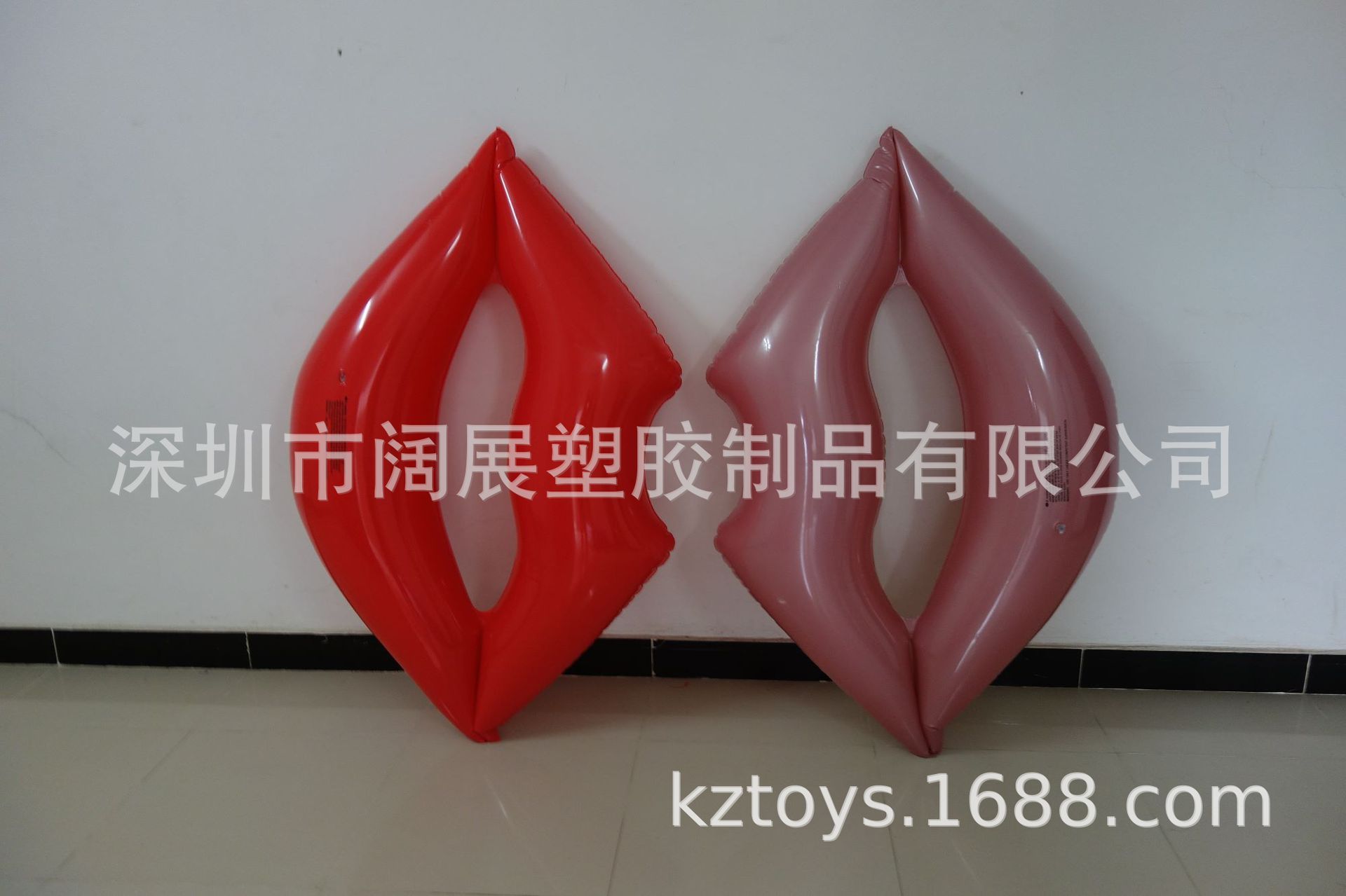 成人充气红嘴唇游泳圈玫瑰金红唇浮排水泡浮圈水上漂浮摄影道具
