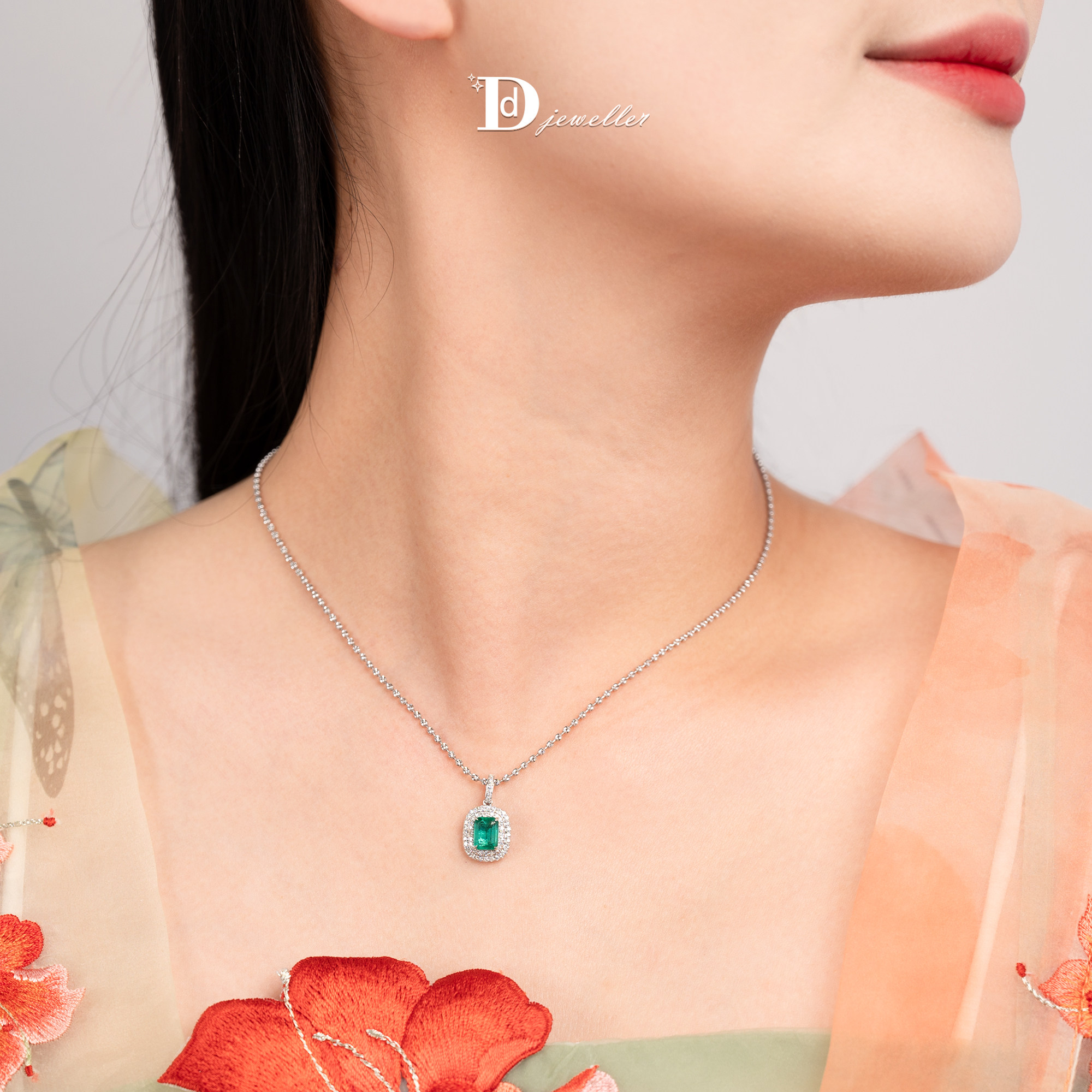 【珠宝人DD】现货18k金镶嵌钻石伴赞比亚祖母绿吊坠火彩闪耀GRC