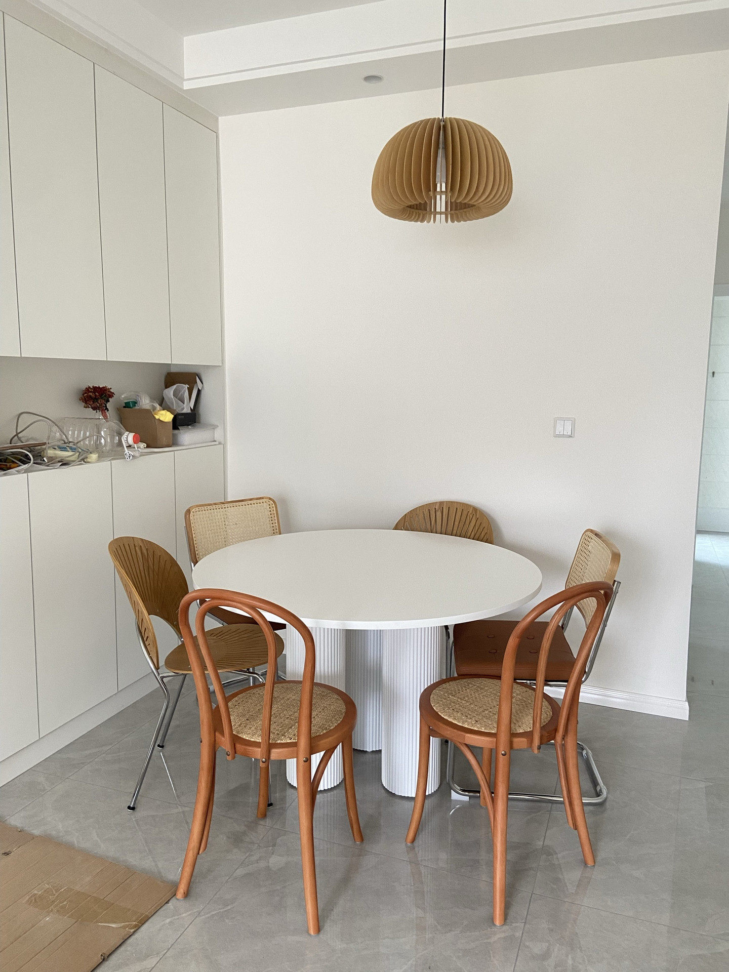 北欧实木简约岩板圆形餐桌设计师洽谈桌咖啡桌家用小户型会客桌子