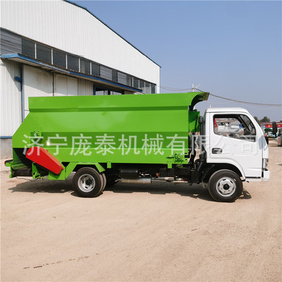 养牛大立方柴油撒料车四轮自走式羊舍添草机牛羊饲喂区饲草抛料车
