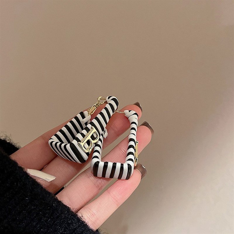 方形皮革黑白条纹字母耳环日韩个性百搭耳坠气质R网红耳饰时尚耳