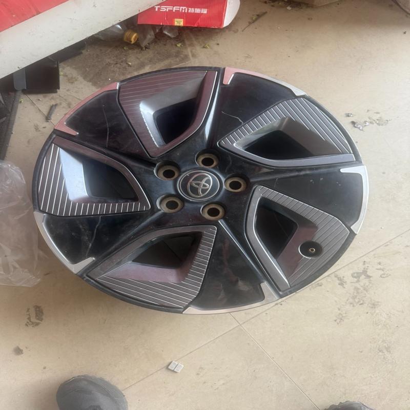 议价24年丰田BZ3、原厂下线轮毂两只、还有轮毂盖、商丘发货