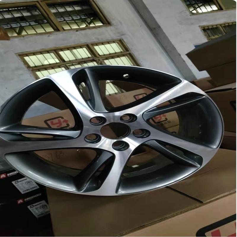 议价沃尔沃C3轮毂17寸，原厂拆车件，只有一个，轮毂没失圆没