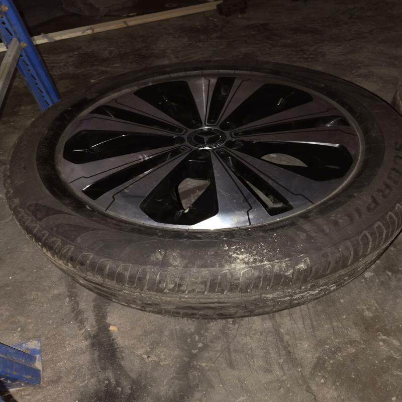 议价奔驰轮胎加轮毂  235/55 R19  成色好，有需要