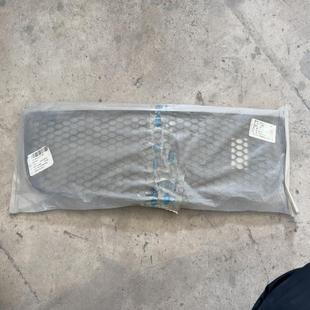 议价宝来r前杠下中网，原装配件，全新库存售出不退不换，本地自