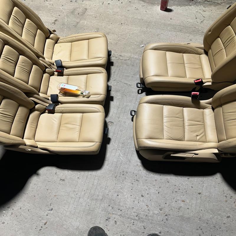 议价12年大众途安前排座椅，中排折叠座椅三个。品相实物如图。