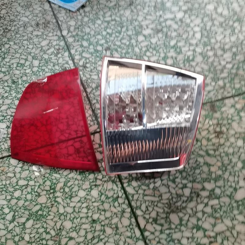 议价奥迪A8LD3乚ED尾灯右后尾灯，灯面开了，回家自己粘，
