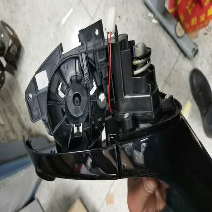 议价中华v7右侧后视镜底座。