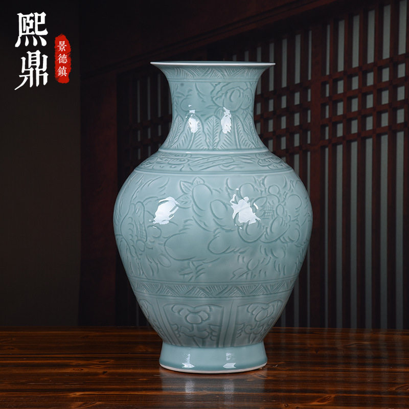 现代青釉手工雕刻牡丹陶瓷花瓶