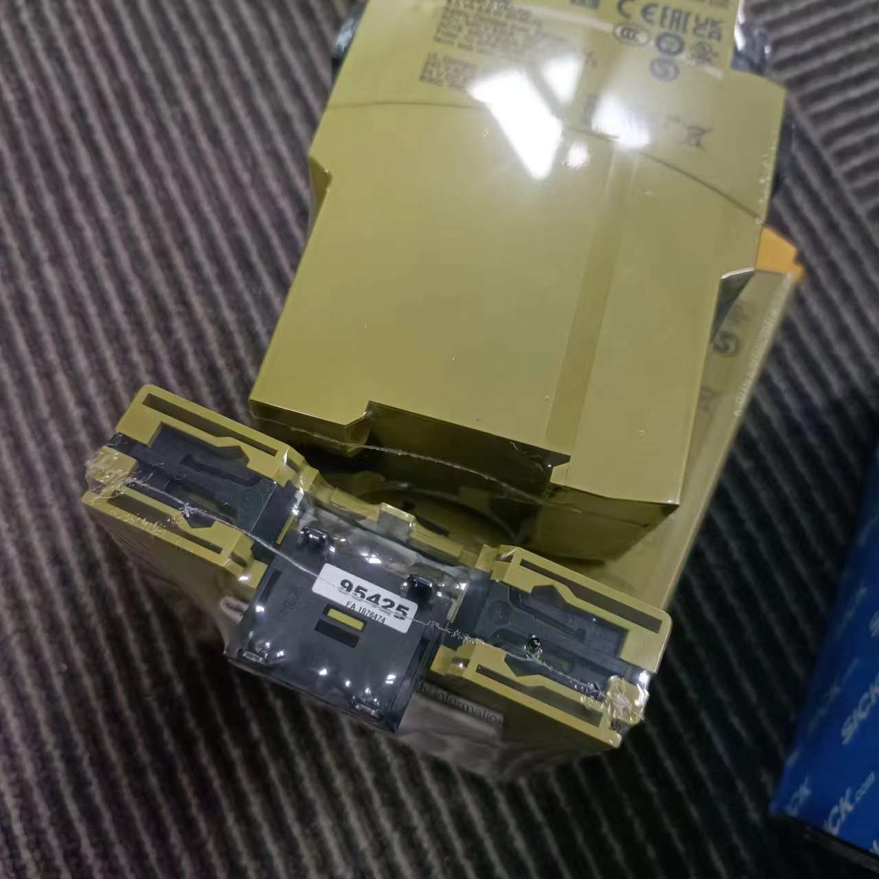 PILZ 751104 PNOZ s4 C 24VDC 3 n/o 1 n/c安全继电器原装现货