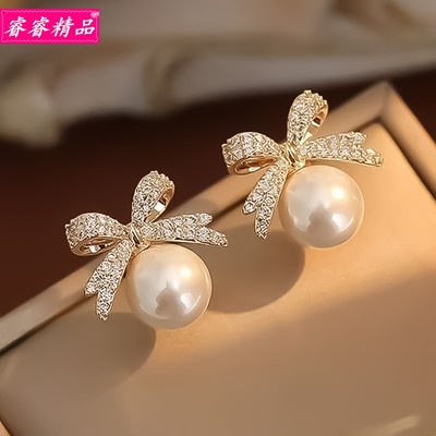 womanPearldigsLfhptu