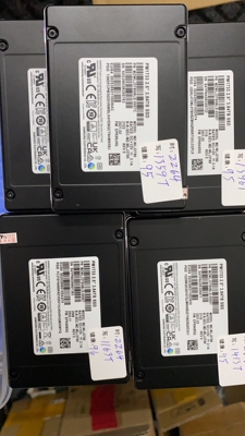 出40个 pm1733 3.84tb pcie4X4 SSD