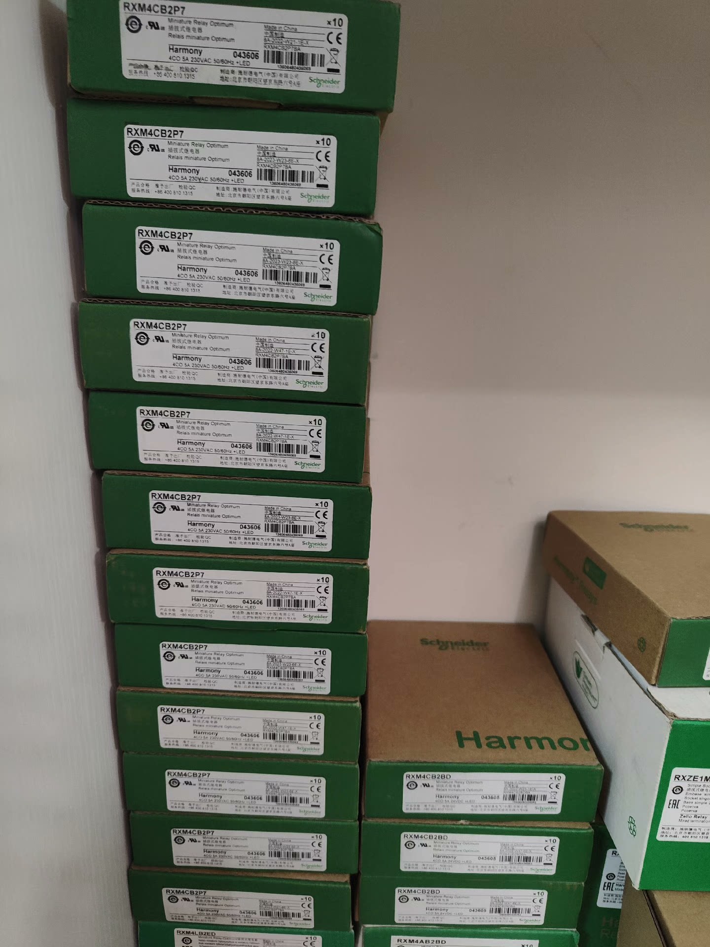 施耐德中间继电器RXM4CB2P7/B2BD。原装正品，全新