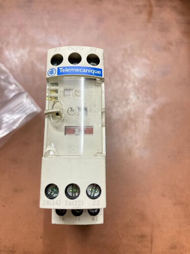 二手原装施耐德时间继电器 施耐德RE7TP13BU；实物拍图