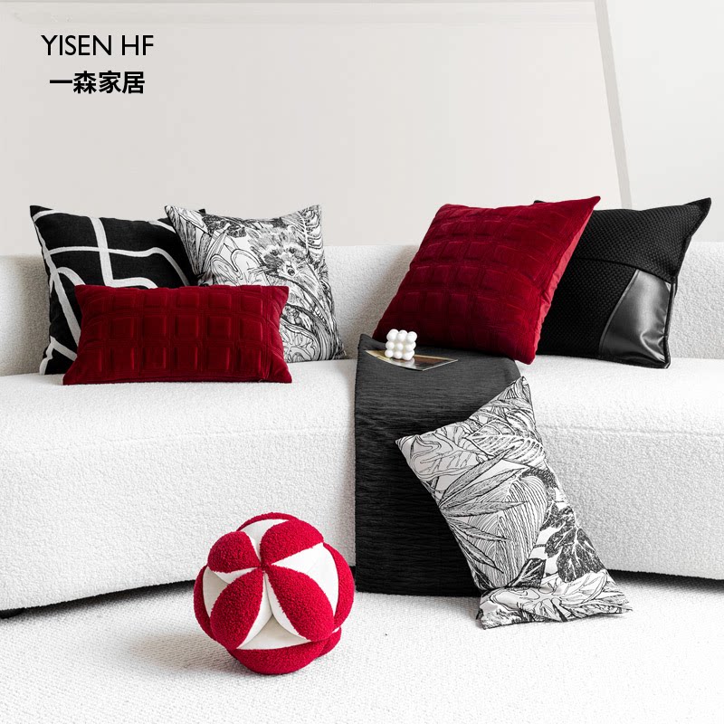 一森现代轻奢客厅沙发抱枕红色丝绒小浣熊黑色皮革贴布靠垫长腰枕