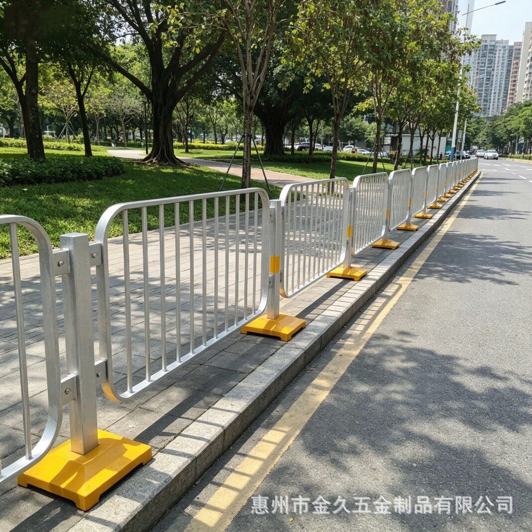 源头厂家订置港式护栏人行道隔离栏实心锌钢路中人车分隔栏
