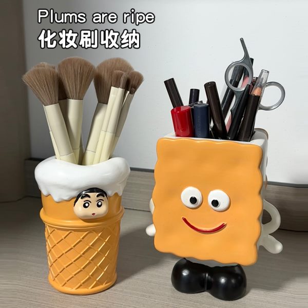 梳妆台蜡笔小新李子眉笔摆件卡通笔筒了可爱口红化妆刷收纳熟饼干