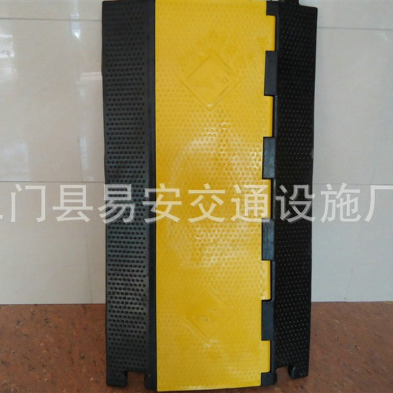 供应优质线槽橡胶线槽减速带 PVC五线槽减速板 橡胶穿线板 保护套