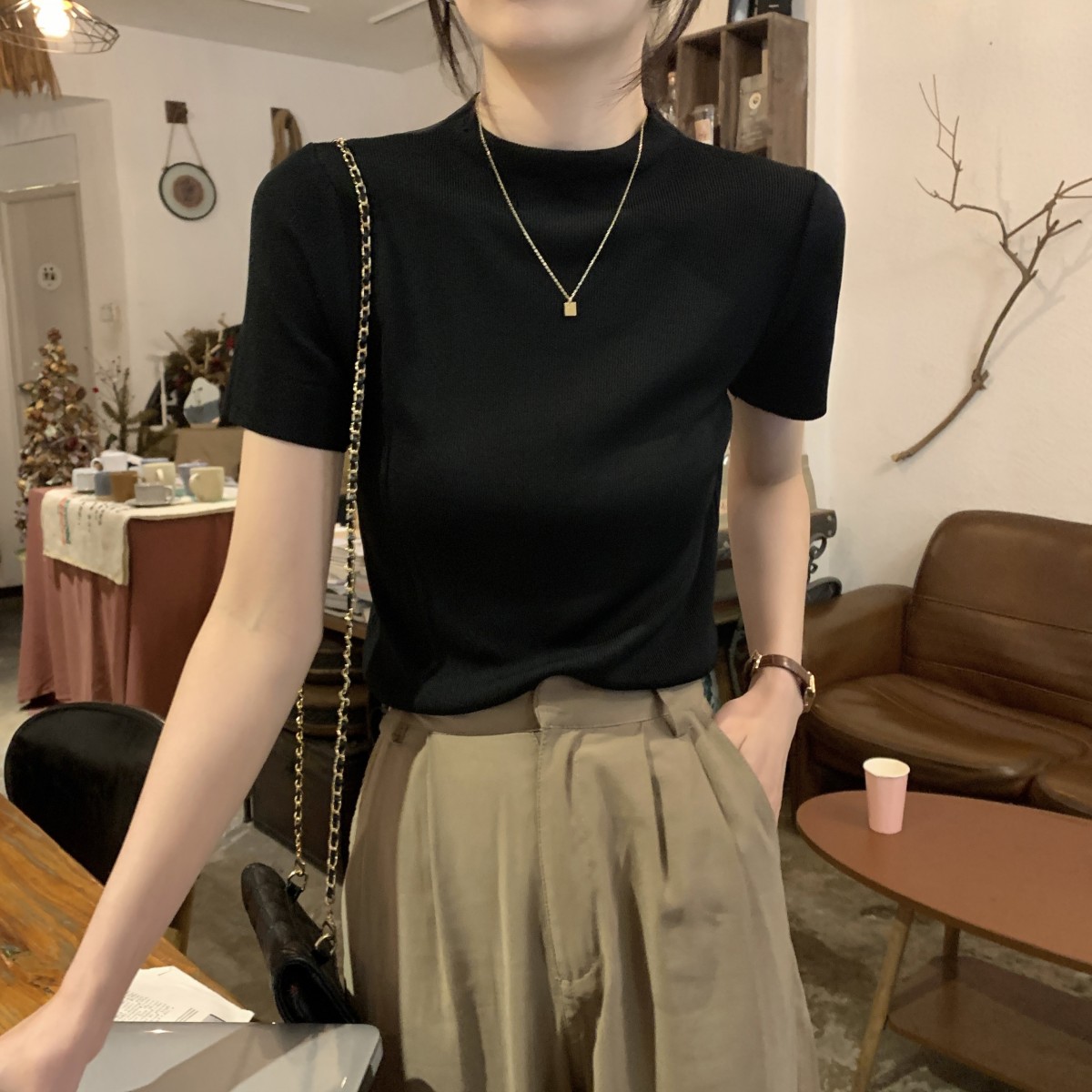 2025新款冰丝针织短袖正肩黑色t恤女别致绝美小衫春夏季甜辣上衣
