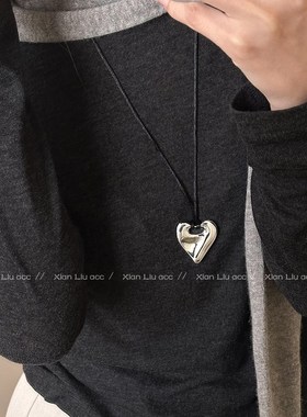 秋冬百搭银色爱心项链女高级感轻奢小众长款毛衣链黑色皮绳配饰品
