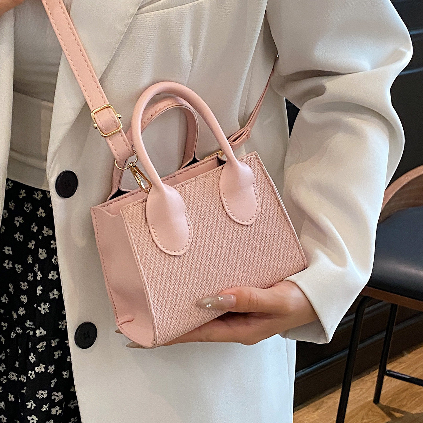 韩版简约斜挎个性小方包2024夏季新款休闲洋气单肩包灯芯绒