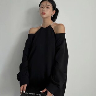韩版设计感珍珠链条露p肩长袖卫衣女中长款宽松休闲纯色套头连衣