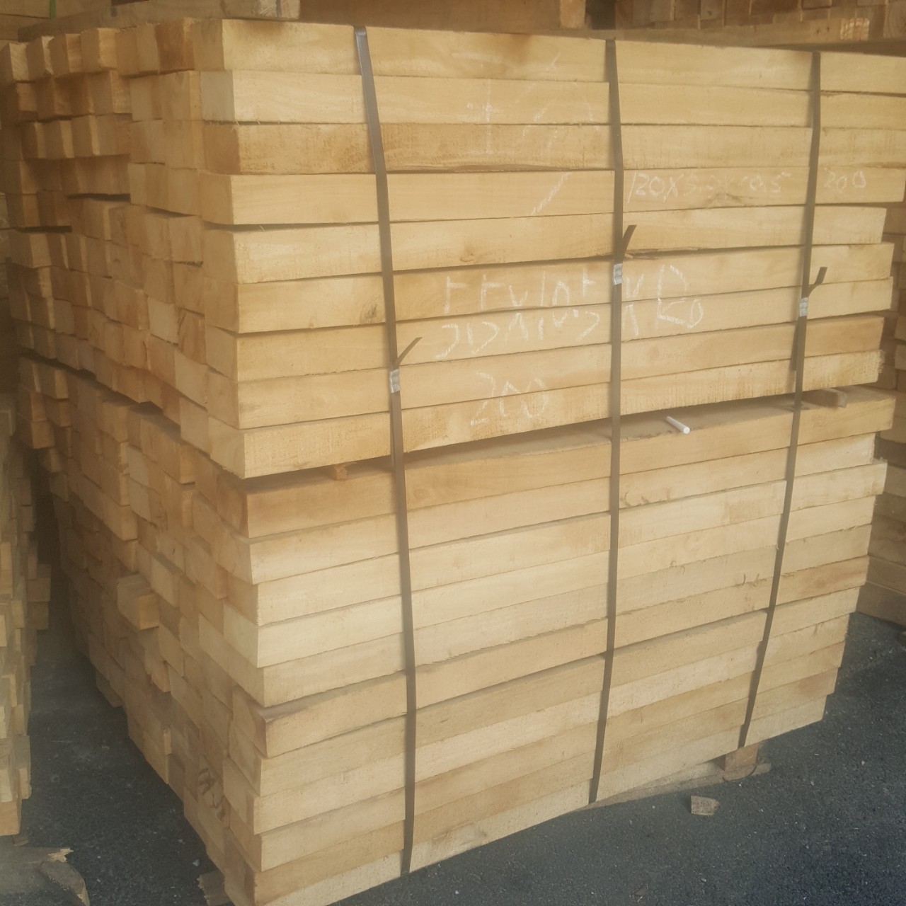 大量批发供应真空橡胶木板规格家具楼楼料5.5x10.5