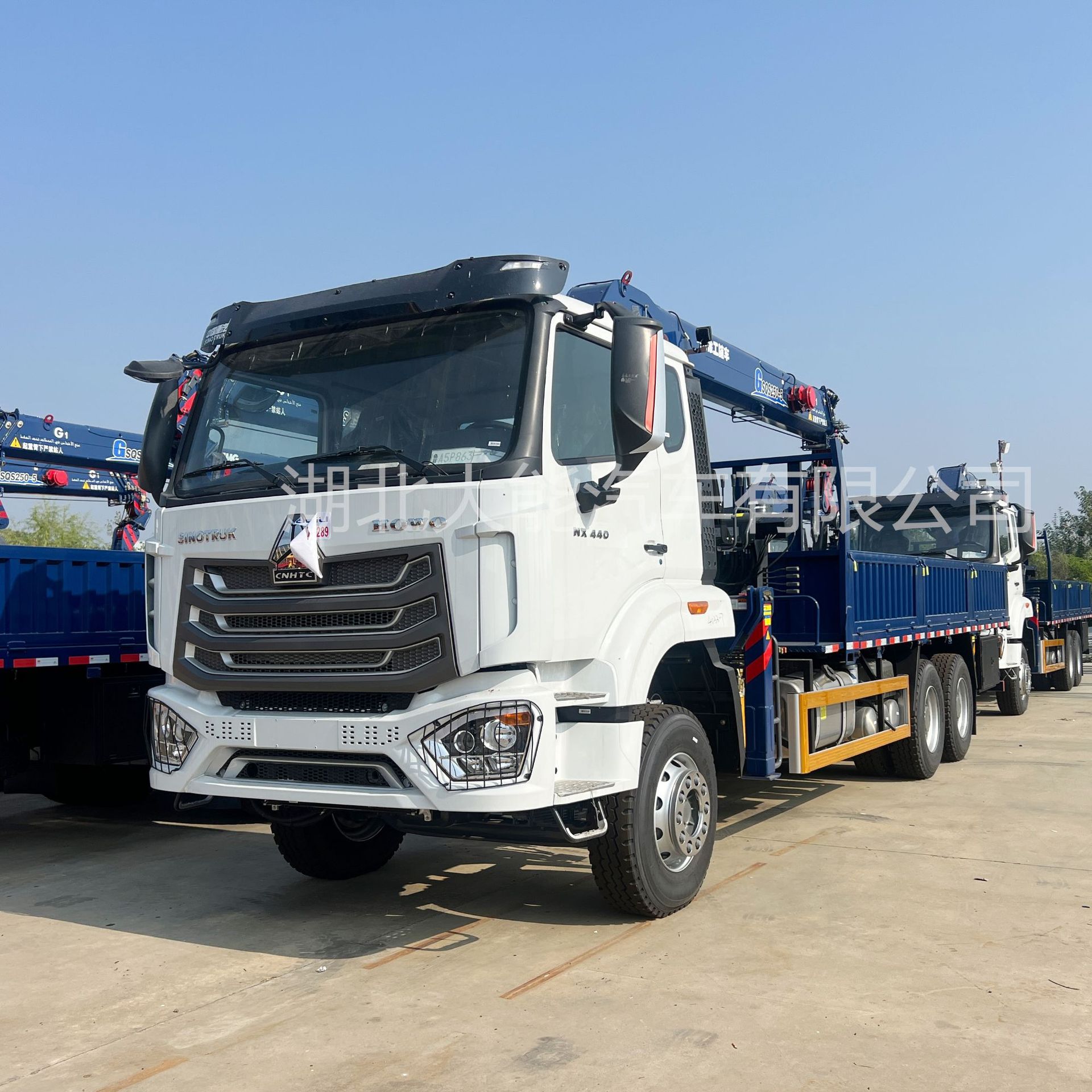 跨境出口 重汽豪沃6x4后八轮徐工XCMG10吨12吨随车吊 货车带吊