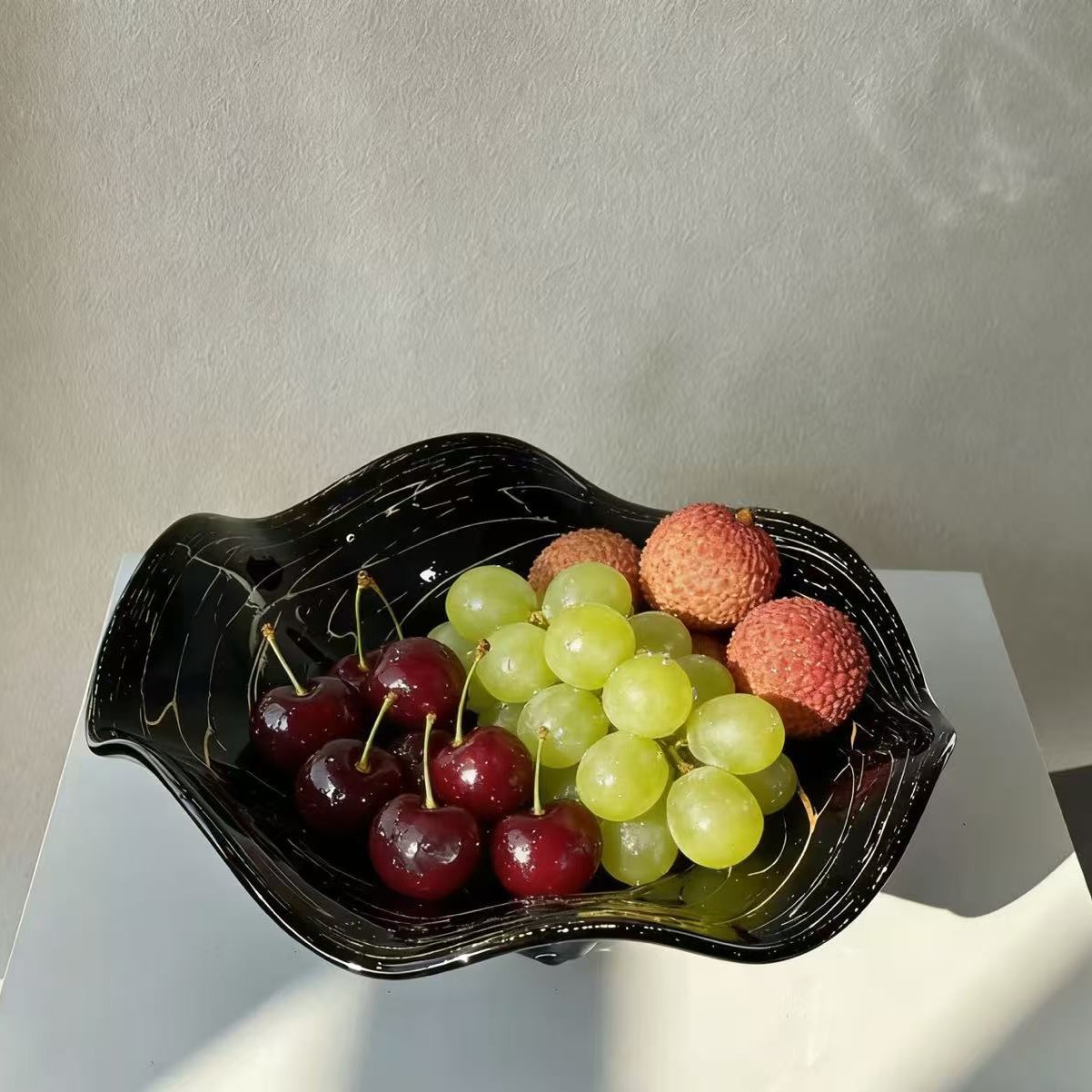 中古轻奢别墅客厅软装好物搭配高级感实用厚料玻璃黑金大果盘摆件