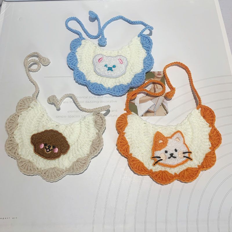 针织毛线可爱猫咪狗狗围兜巴塞罗那熊成品口水巾宠物服饰