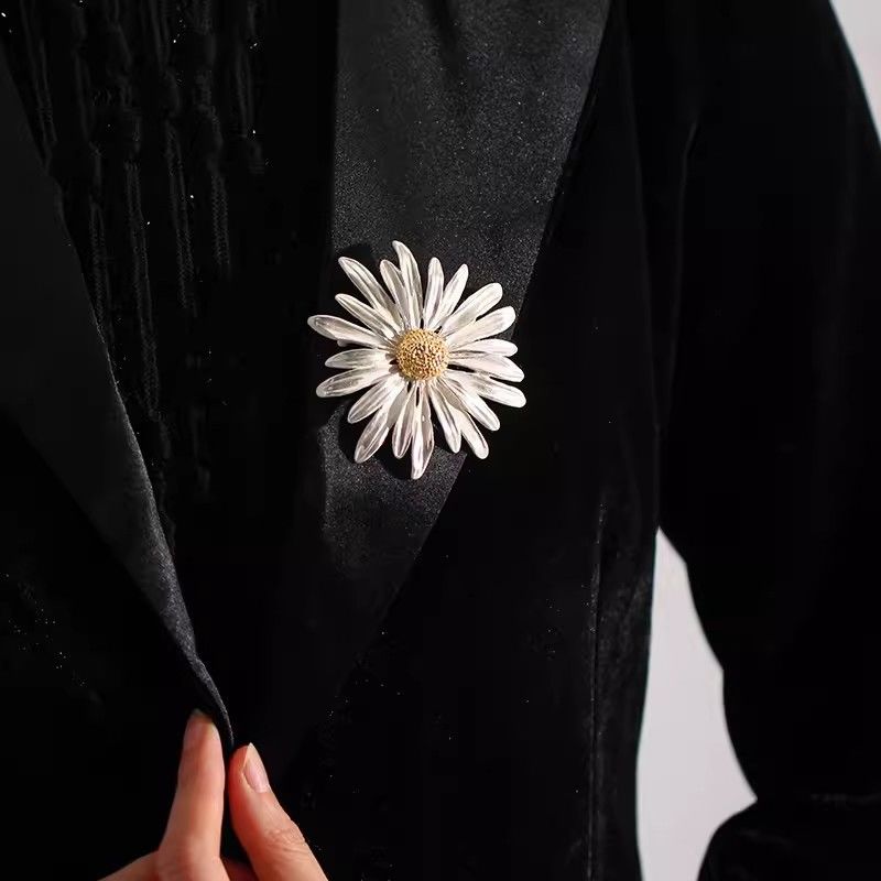 高档女个性防走光太阳花别针时尚百搭胸花新款西装配饰小雏菊胸针