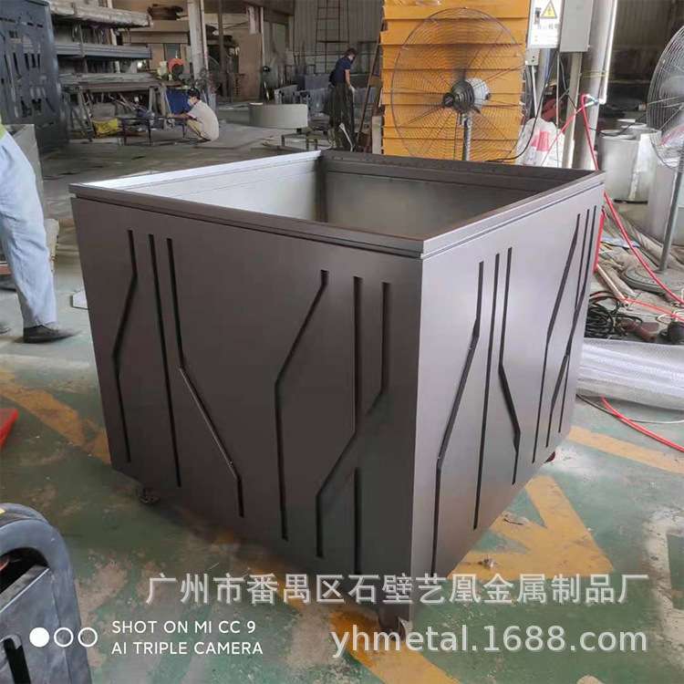 广东不锈钢树箱201不锈钢材质，1.2厚度，防紫铜，带万向轮的花箱