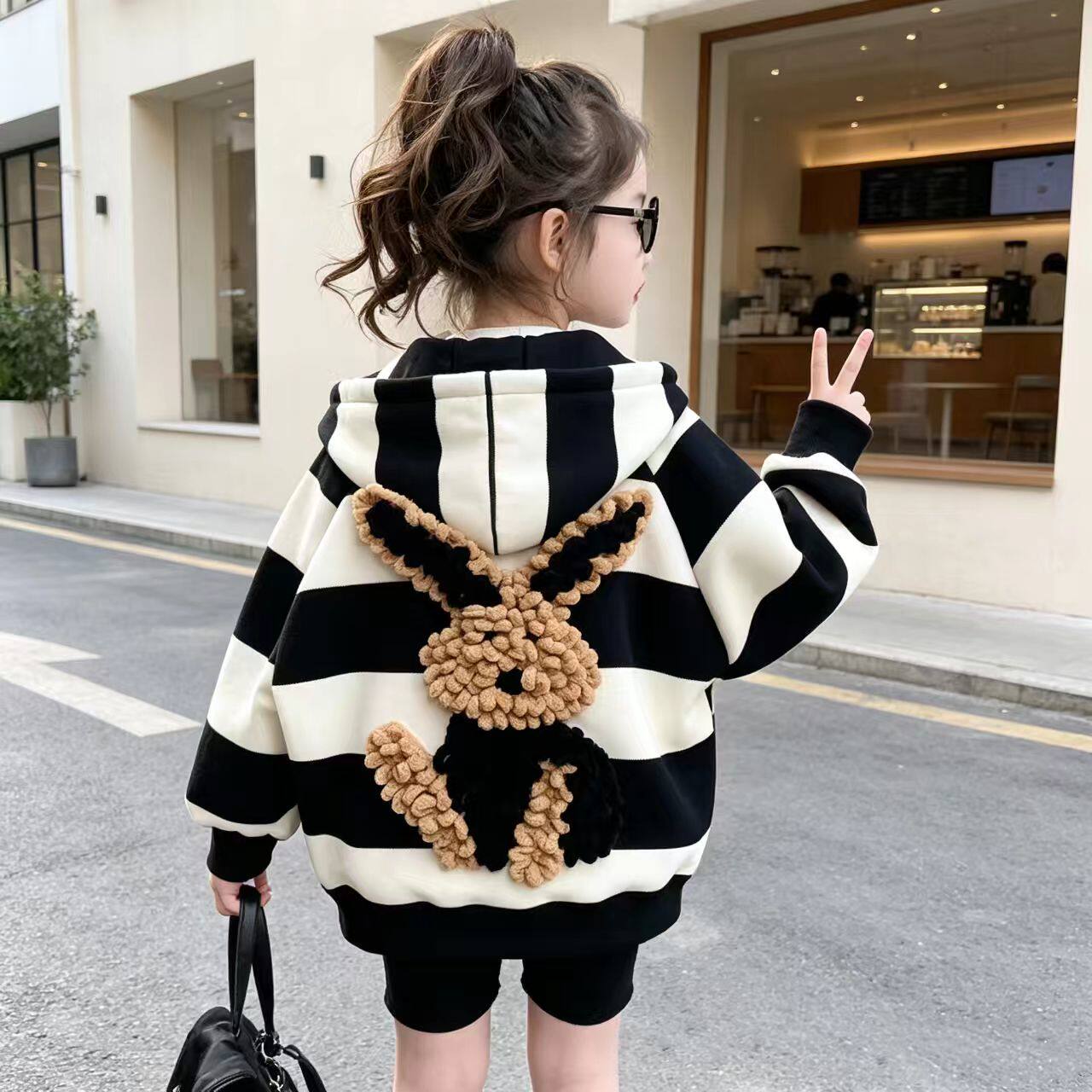 2026年女童兔子条纹连帽外套