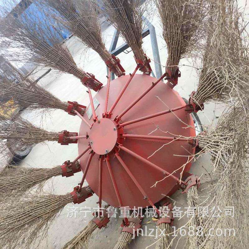 牵引式扫路机 机动车辆拖拽式扫地机价格绑扫把清扫车认购金