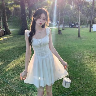 白色吊带连衣裙子仙女初恋甜美收腰气质设计感小个子短裙2025夏季