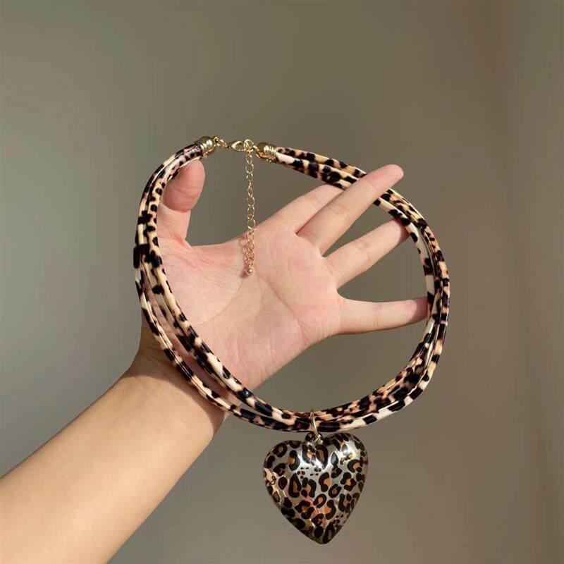 饰品爱心吊坠豹纹皮绳项链锁骨颈链项坠necklace